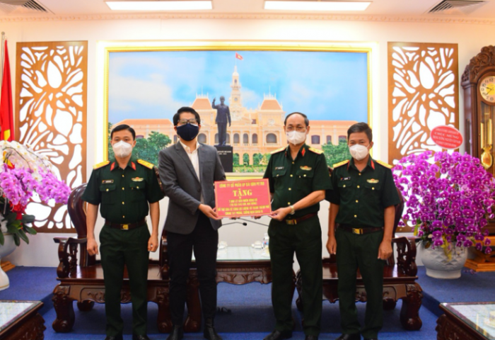 DẦU NHỚT AP SAIGON PETRO TRAO TẶNG 7000 LÍT DẦU ĐỒNG HÀNH CÙNG BỘ TƯ LỆNH TP PHỤC VỤ CÔNG TÁC CHỐNG DỊCH